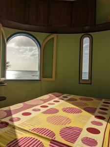 马约城Torre Sabina的一间卧室设有一张床和两个海景窗户。