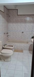 圣洛伦索Casa MOVA的一间带卫生间和浴缸的浴室