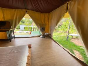 考科khaokho keree tara的庭院景帐篷 - 带1张床