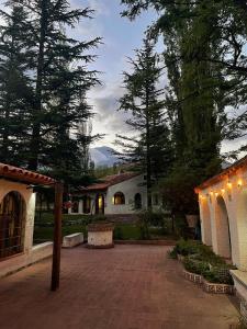 波特雷里约斯El Torreón Lodge的一座带灯光和树木的庭院