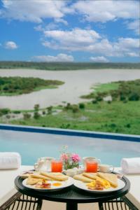 伊基托斯Hotel de Turistas Iquitos的餐桌上的盘子,享有美景
