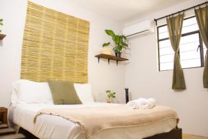 埃斯孔迪多港Casa Niita的一间卧室配有一张床,上面有两条毛巾