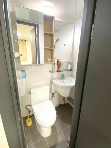 首尔white room private bathroom Red Panda Guesthouse的一间带卫生间和水槽的浴室
