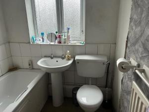 海伍德Heywood的浴室配有卫生间、盥洗盆和浴缸。
