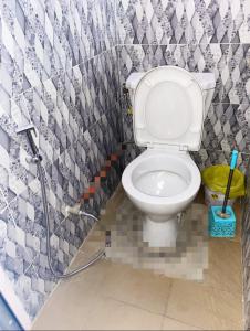 RufisqueLe Caire قاهرة的浴室设有白色卫生间和软管