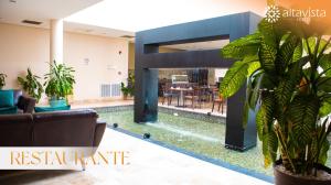 雷诺萨Altavista Hotel的客厅,中间设有游泳池
