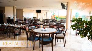 雷诺萨Altavista Hotel的一间在房间内配有桌椅的餐厅