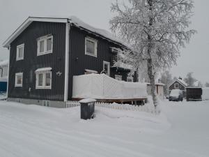 基律纳Kiruna accommadation Sandstensgatan 24的前面的雪覆盖的房子