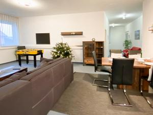 迪特曼斯里德Mountain Apartment. The Art to live的客厅配有沙发和带圣诞树的桌子