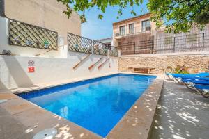 比尼萨勒姆Sa Llimonera de Binissalem, piscina privada ideal familias, 6 dormitorios con aire acondicionado的大楼前的蓝色海水游泳池