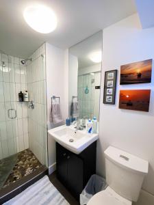温哥华Small Private Studio at Kitsilano Beach的浴室配有卫生间、盥洗盆和淋浴。