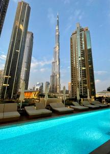 迪拜Chic & Spacious 2BR l Burj & Fountain Views l near Dubai Mall l Pool l Gym的享有城市景致的游泳池