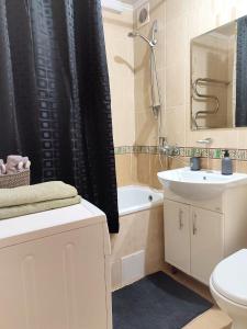 切尔尼戈夫Бирюзовый стиль的一间带水槽、卫生间和淋浴的浴室
