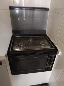 坎皮纳斯Flat completo - Campinas Centro的厨房里配有炉灶烤箱
