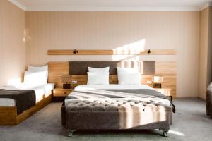 塔什干ART RESIDENCE Hotel的一间卧室配有两张床和床头板