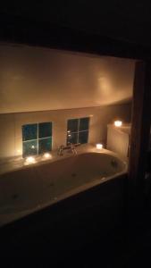 Suure-Jaani瓦纳珀斯缇玛民宿的浴室配有带灯的浴缸。