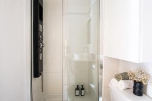 韦斯卡Apartamento moderno y céntrico en Huesca ciudad的带淋浴和盥洗盆的浴室