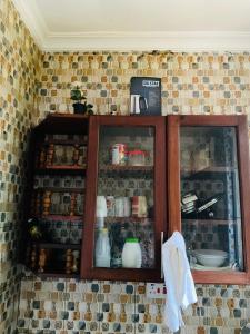 达累斯萨拉姆One bedroom serviced apartment in Dar essalaam的一个带食品的厨房柜