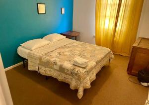 费城Artist in the Barn的一间卧室设有一张床和蓝色的墙壁