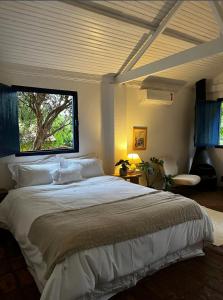 布罗塔斯Hospedaria do Feno的一间卧室设有一张大床和窗户