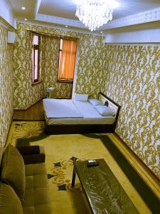 杜尚别one-room apartment in Dushanbe的一间卧室配有一张床和一个吊灯