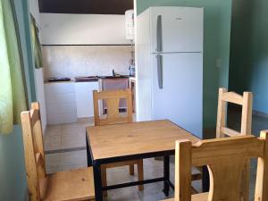 卡奇Cabaña El Apicultor的厨房配有桌椅和冰箱。