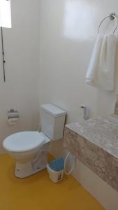 普拉杜Recanto Berlin的浴室配有白色卫生间和台面