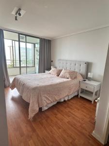 康康Costa de Montemar Full Vista al mar的一间卧室设有一张大床和一个窗户。