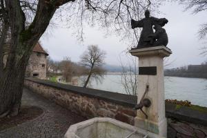 巴特塞京根Galluskapelle的湖边墙上的一个人的雕像