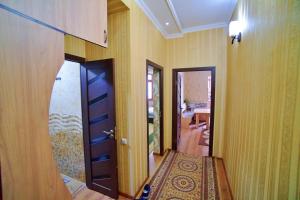 杜尚别one-room apartment in Dushanbe的门廊和地毯间