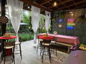 弗洛里亚诺波利斯UFSC Guest House的餐厅在庭院里设有红色的桌子和凳子