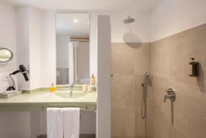 马略卡岛帕尔马帕劳萨丰特酒店的一间带水槽和淋浴的浴室