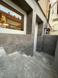 卢布尔雅那Laibach Suite的浴室设有窗户,铺有瓷砖地板。