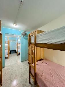 萨玛拉Hostel Samara的一间卧室配有两张双层床。