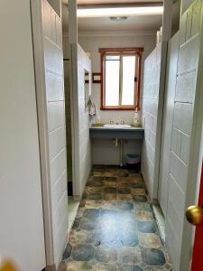 Franklin VillageSouthside Lodge的一间带水槽和镜子的小浴室