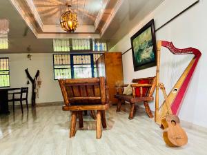 圣何塞德尔瓜维亚雷Alojamiento campestre San Miguel的一间充满了许多乐器的房间