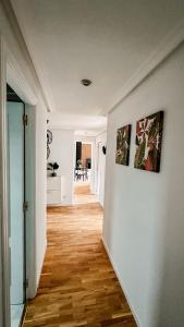 萨拉曼卡La terraza de Alex的走廊上,房子的墙上有两张照片