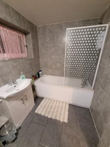 恩菲尔德Cozy room London的带浴缸和盥洗盆的浴室