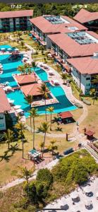 嘎林海斯港Polinésia Resort - Luxuoso Beira Mar Muro Alto - Porto de Galinhas - ANunes的享有度假胜地的空中景致,设有几个游泳池