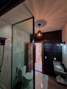 Armacao dos BuziosCasa Mar的一间带卫生间、水槽和镜子的浴室