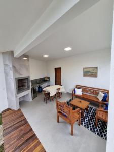 Armacao dos BuziosCasa Mar的客厅配有木制家具和桌子