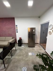 阿雷亚Casarão 47的客厅配有冰箱和沙发。