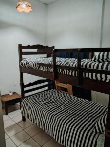 危地马拉Granja Triple A的客房内的两张双层床