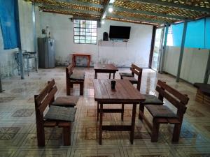危地马拉Granja Triple A的客房设有木桌、椅子和电视。
