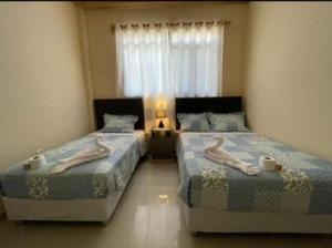 塔拉拉La Pequeña Suiza的卧室设有两张床,其中两人入住