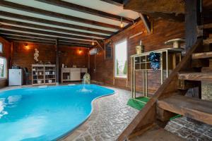Velika RemetaBrvnara Aurora Vista sa bazenom的木质墙壁客房的大型游泳池