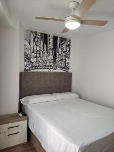 贝尼多姆SOLYMAR PONIENTE Apartamento Recién Reformado A 3 min de Playa Poniente y del Centro Parking Opcional的一间卧室配有一张黑白墙床