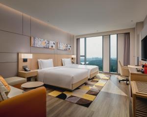 成都成都生物城凯悦嘉轩酒店的配有一张床和一张书桌的酒店客房