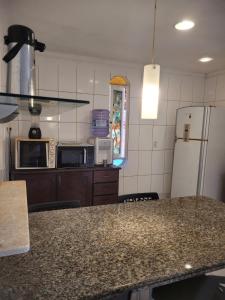 托鲁斯Perobas beach house的厨房配有台面和冰箱