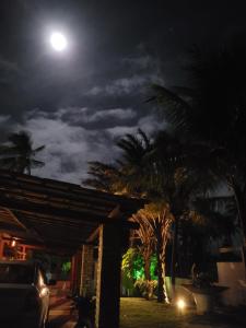 托鲁斯Perobas beach house的夜晚棕榈树屋上的月亮